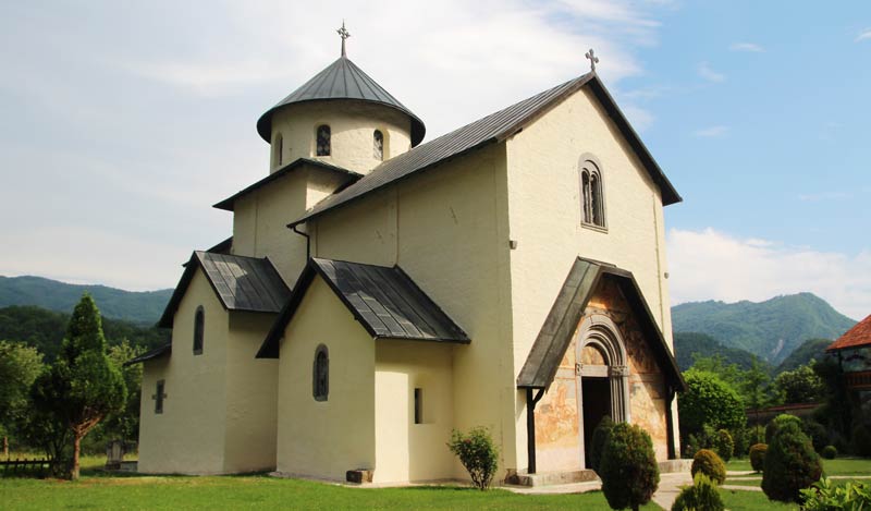 Blick auf das Kloster Moraca